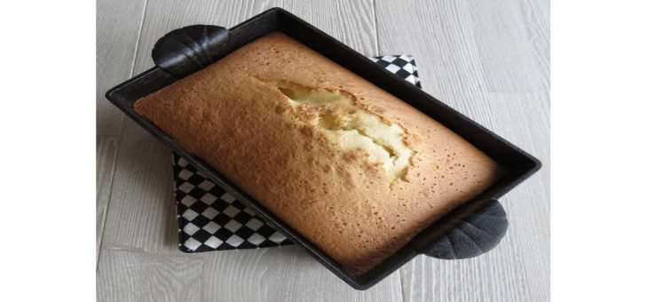 Gâteau maison dans un plat en fonte Skeppshult